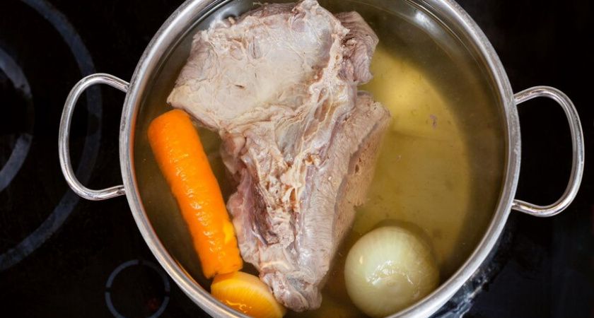 1 ложку в кастрюльку с водой — мясо становится нежным и сочным: секрет советских поваров 1 ложку в кастрюльку с водой — мясо становится нежным и сочным: секрет советских поваров