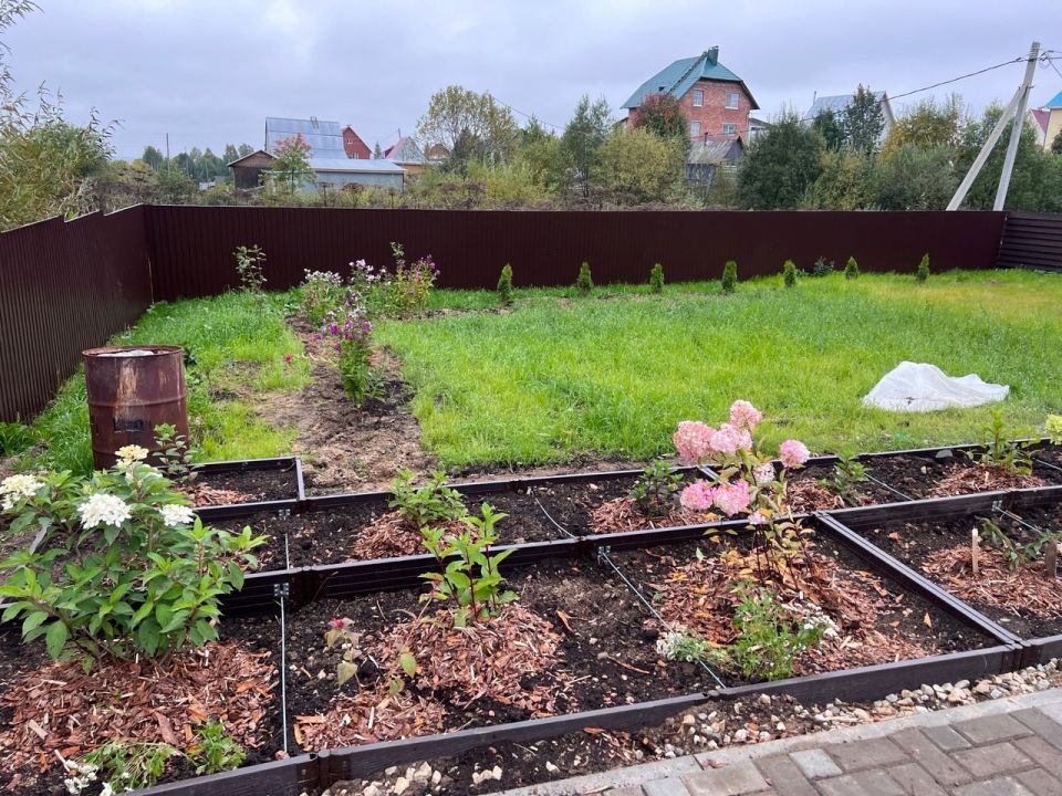 В мае всегда закапываю в огороде тряпку — необычный, но действенный совет от французских фермеров