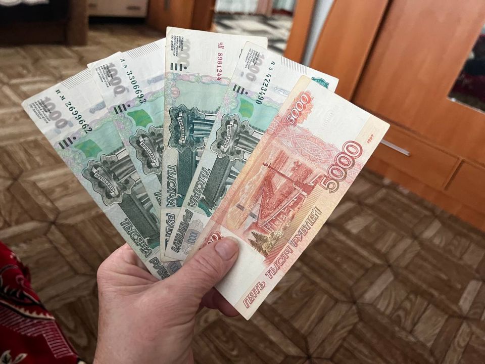 По 9000 рублей каждому за майские праздники: выплаты россиянам начнутся с 5 мая