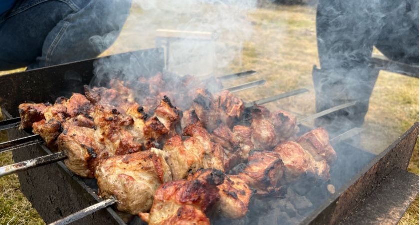 Любой шашлык станет мягким и нежным: добавьте в маринад для мяса два напитка