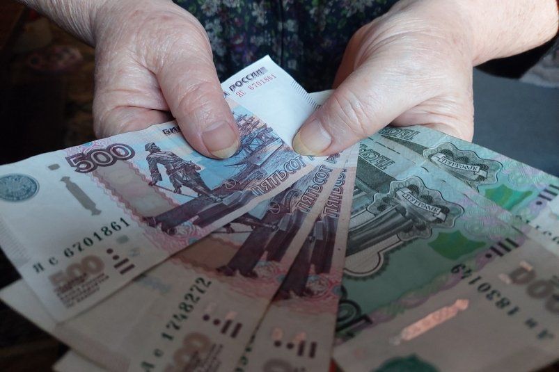 Пожилым юбилярам назначили 100% доплаты к фиксированной пенсии – заявление не нужно
