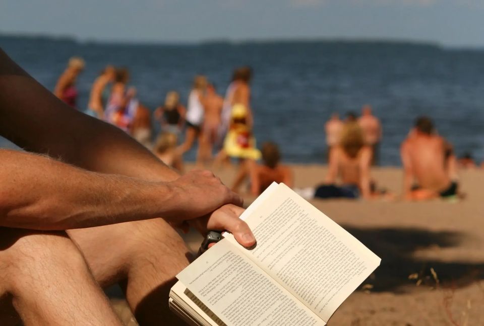 Семейный отпуск с книгой и новостями: что читают и обсуждают россияне в путешествиях