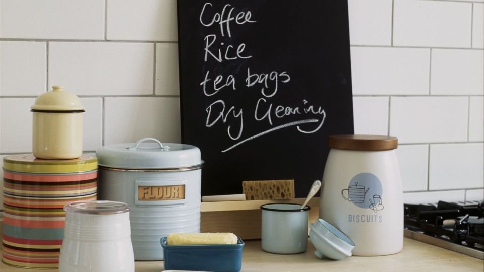 Плитка на кухне будет сиять как новенькая: застарелый жир легко смоет этот дешевый состав