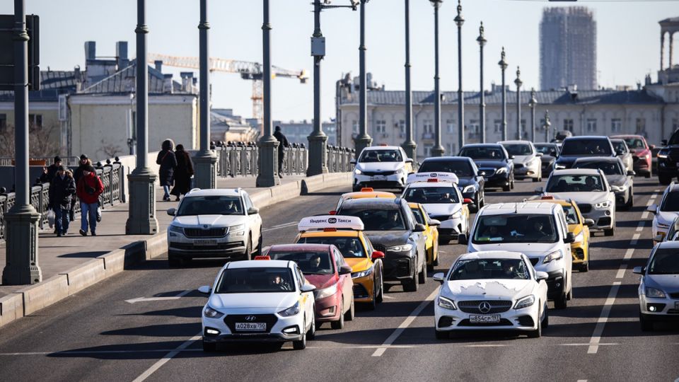 Правила дорожного движения: почему фары важны даже в солнечный день?