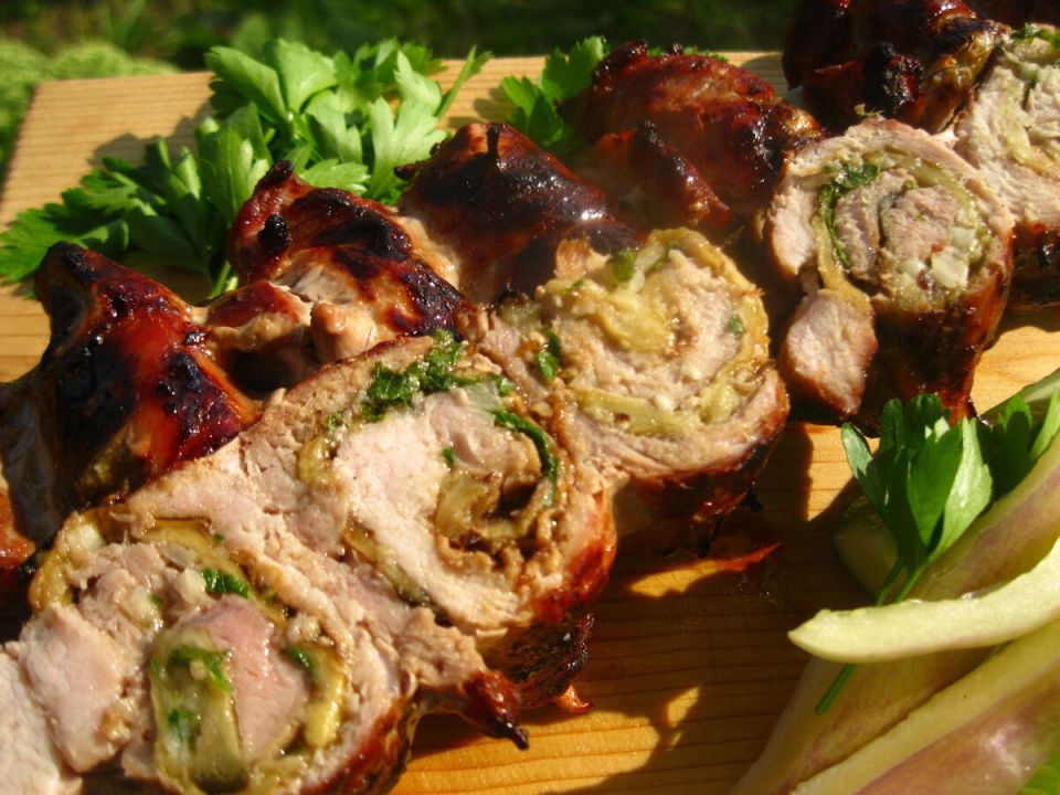 Сочные свиные рулетики с баклажанами на мангале: как приготовить