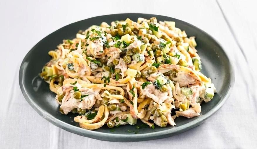 Салат Масленица из блинов и куриного филе: простой праздничный рецепт