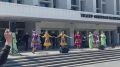 Погодка так и манит на Центральную площадь города, поближе к брызгам фонтана