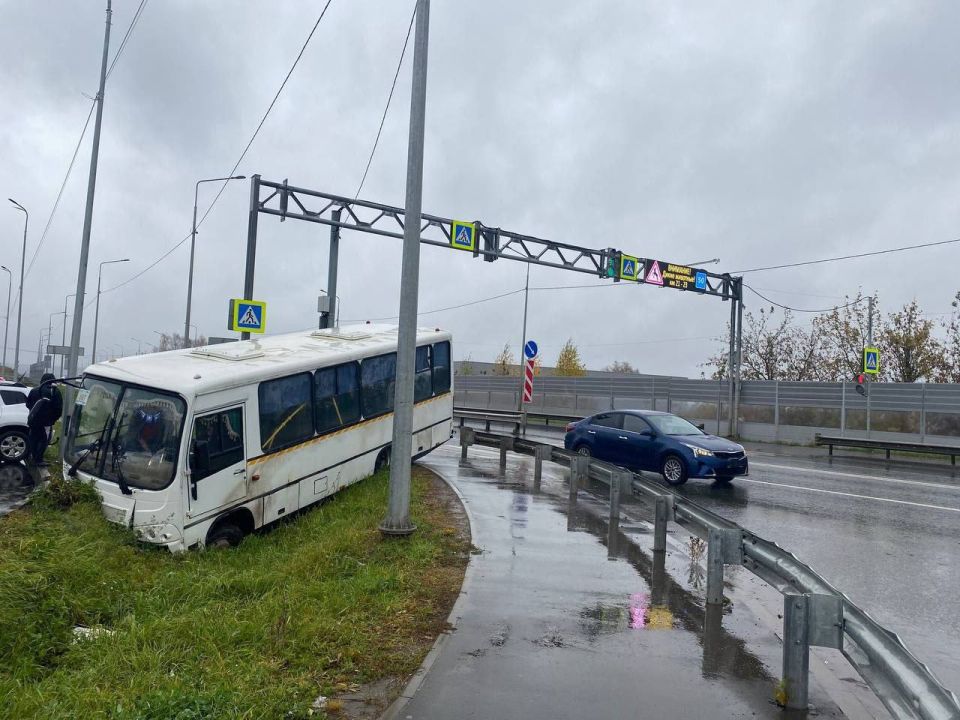 14 октября 2025 года, около 9 часов 36 минут, на 17 км автомобильной дороги «Ижевск-Сарапул» на территории Завьяловского района Удмуртии (в с. Каменное), 51-летний водитель автобуса «ПАЗ» – по предварительной информации...