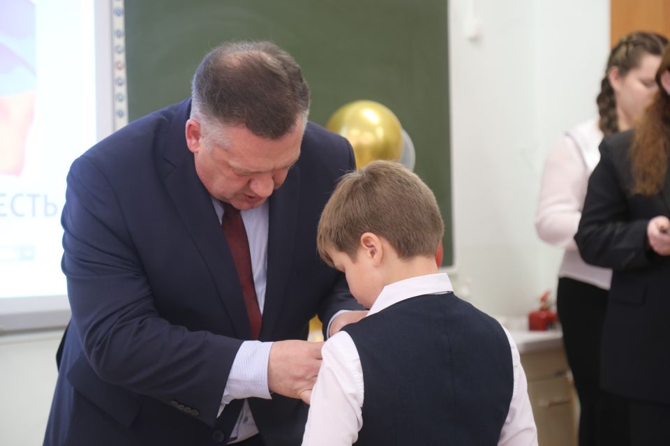 Глава города Дмитрий Чистяков вручил юным ижевчанам значки «Мой папа - герой»