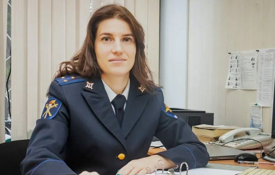 В кабинете следственной части — привычная тишина и суетливые разговоры за дверью