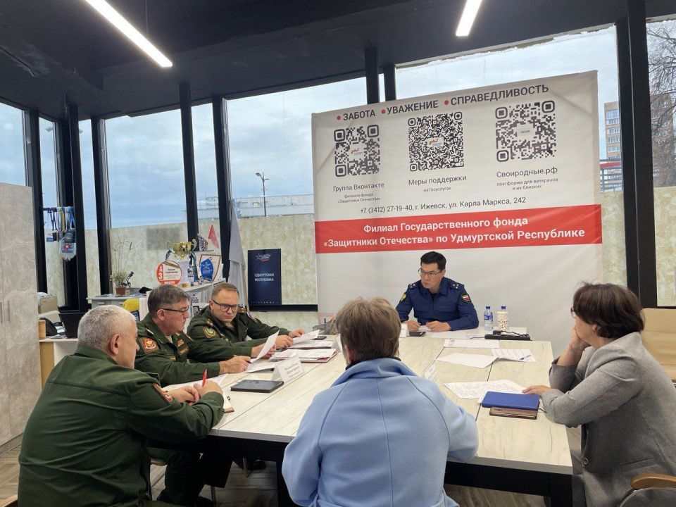 Заместитель прокурора Удмуртской Республики Дмитрий Хобраков совместно с военным прокурором Ижевского гарнизона Владиславом Михалевичем, военным комиссаром Удмуртской Республики Рустамом Маликовым и руководителем...