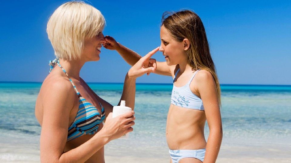 Крем от солнца больше не оставит жирного блеска: сделайте это и забудьте о проблеме