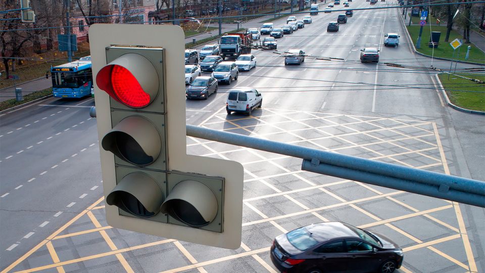 Тройное наказание за одно движение: как Верховный суд рассмотрел дело автоледи, нарушившей правила