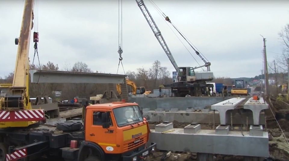 В Можге на мосту по улице Можгинской начали устанавливать балки пролётного строения, рассказал глава города Эрик Уразов