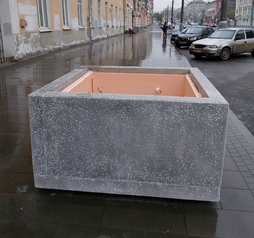 В Ижевске на улице Ленина вдоль дома №17 устанавливают вазоны-контейнеры для озеленения В Ижевске на улице Ленина вдоль дома №17 устанавливают вазоны-контейнеры для озеленения