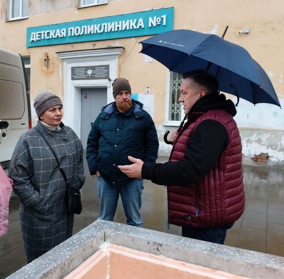 В Ижевске на улице Ленина вдоль дома №17 устанавливают вазоны-контейнеры для озеленения В Ижевске на улице Ленина вдоль дома №17 устанавливают вазоны-контейнеры для озеленения