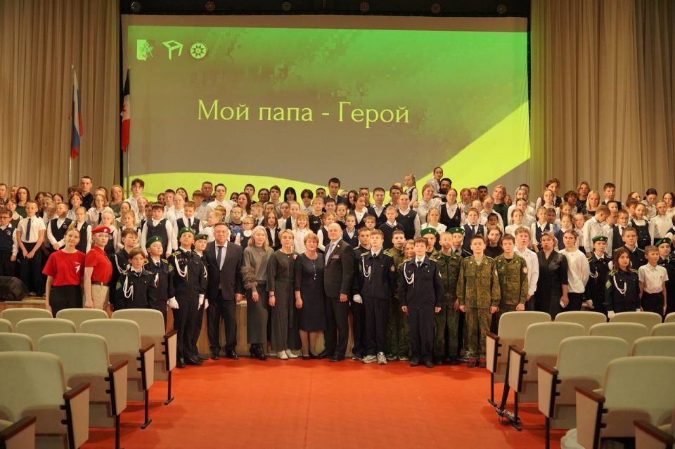 Ученикам школы на Берша вручили значки «Мой папа - герой»