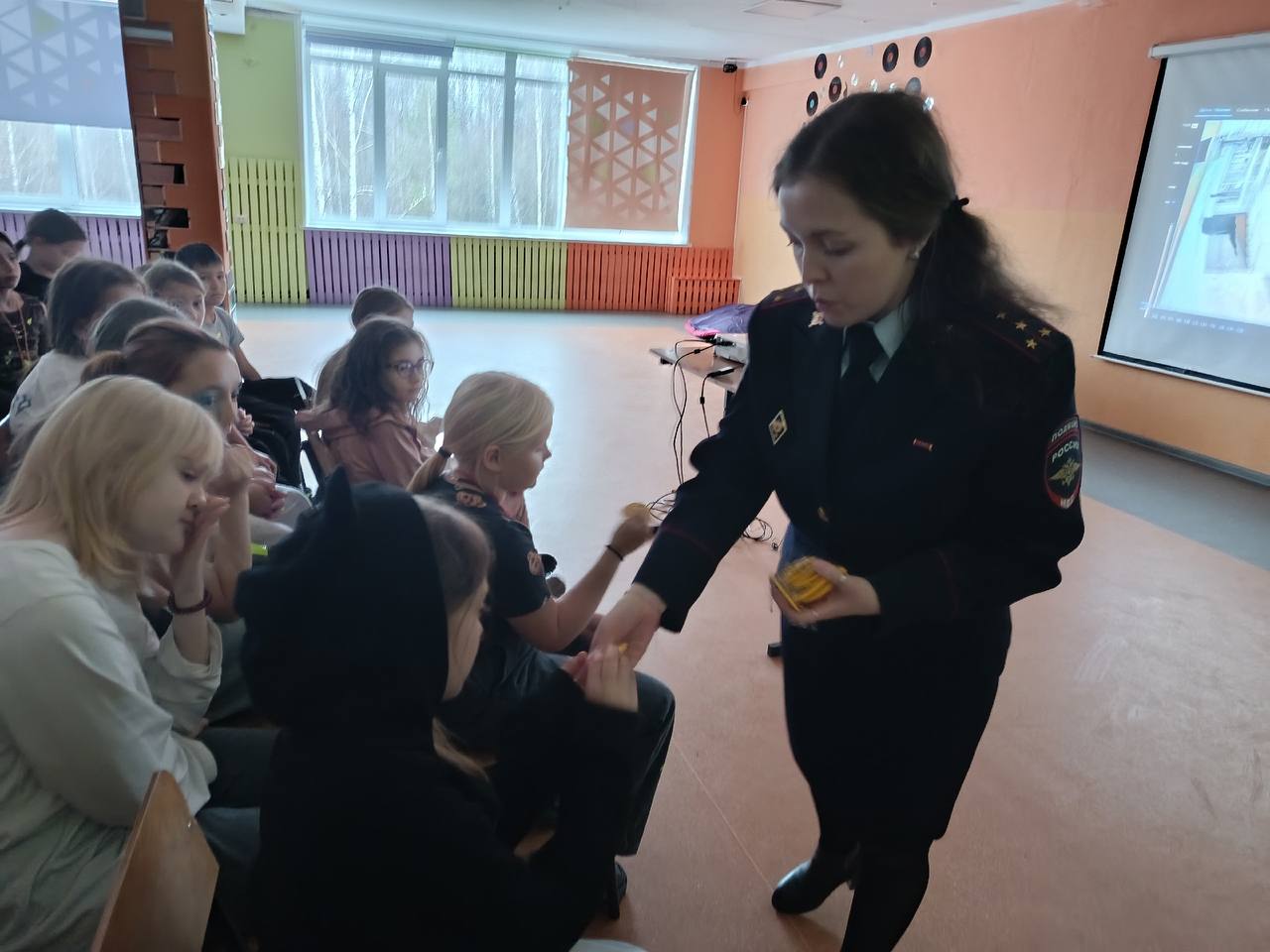 Сотрудники Госавтоинспекции Удмуртии провели познавательную встречу с юными инспекторами движения г. Сарапула в рамках профильной смены: «ЮИД вокруг света от знака к знаку» в детском лагере «Оранжевое Настроение» Сотрудники Госавтоинспекции Удмуртии провели познавательную встречу с юными инспекторами движения г. Сарапула в рамках профильной смены: «ЮИД вокруг света от знака к знаку» в детском лагере «Оранжевое Настроение»