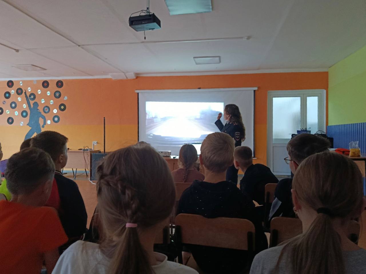 Сотрудники Госавтоинспекции Удмуртии провели познавательную встречу с юными инспекторами движения г. Сарапула в рамках профильной смены: «ЮИД вокруг света от знака к знаку» в детском лагере «Оранжевое Настроение» Сотрудники Госавтоинспекции Удмуртии провели познавательную встречу с юными инспекторами движения г. Сарапула в рамках профильной смены: «ЮИД вокруг света от знака к знаку» в детском лагере «Оранжевое Настроение»