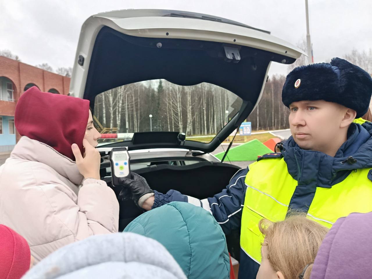 Сотрудники Госавтоинспекции Удмуртии провели познавательную встречу с юными инспекторами движения г. Сарапула в рамках профильной смены: «ЮИД вокруг света от знака к знаку» в детском лагере «Оранжевое Настроение» Сотрудники Госавтоинспекции Удмуртии провели познавательную встречу с юными инспекторами движения г. Сарапула в рамках профильной смены: «ЮИД вокруг света от знака к знаку» в детском лагере «Оранжевое Настроение»