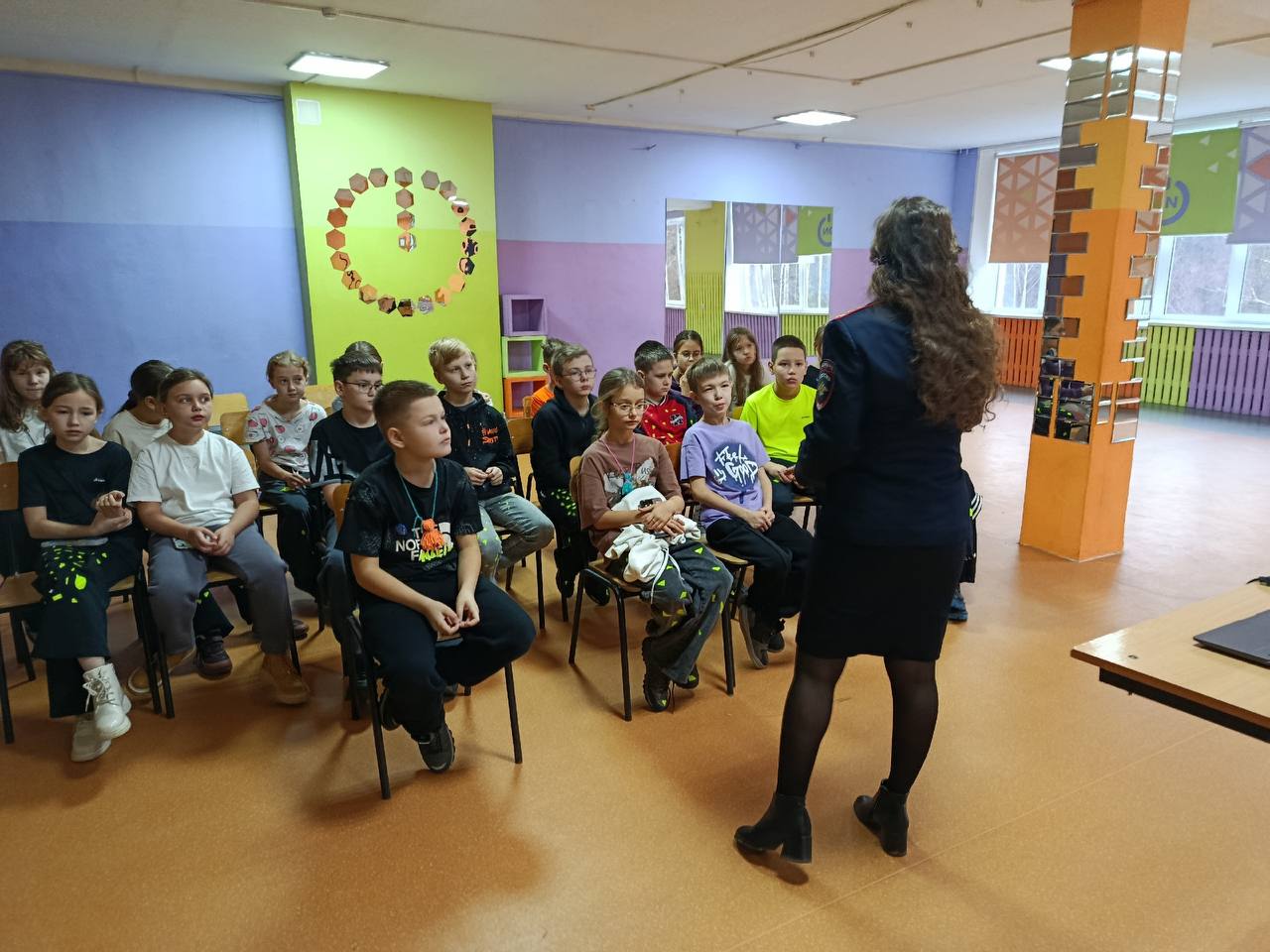 Сотрудники Госавтоинспекции Удмуртии провели познавательную встречу с юными инспекторами движения г. Сарапула в рамках профильной смены: «ЮИД вокруг света от знака к знаку» в детском лагере «Оранжевое Настроение» Сотрудники Госавтоинспекции Удмуртии провели познавательную встречу с юными инспекторами движения г. Сарапула в рамках профильной смены: «ЮИД вокруг света от знака к знаку» в детском лагере «Оранжевое Настроение»