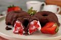 Невероятное йогуртовое мороженое с клубникой в шоколаде: освежающий десерт для горячих дней