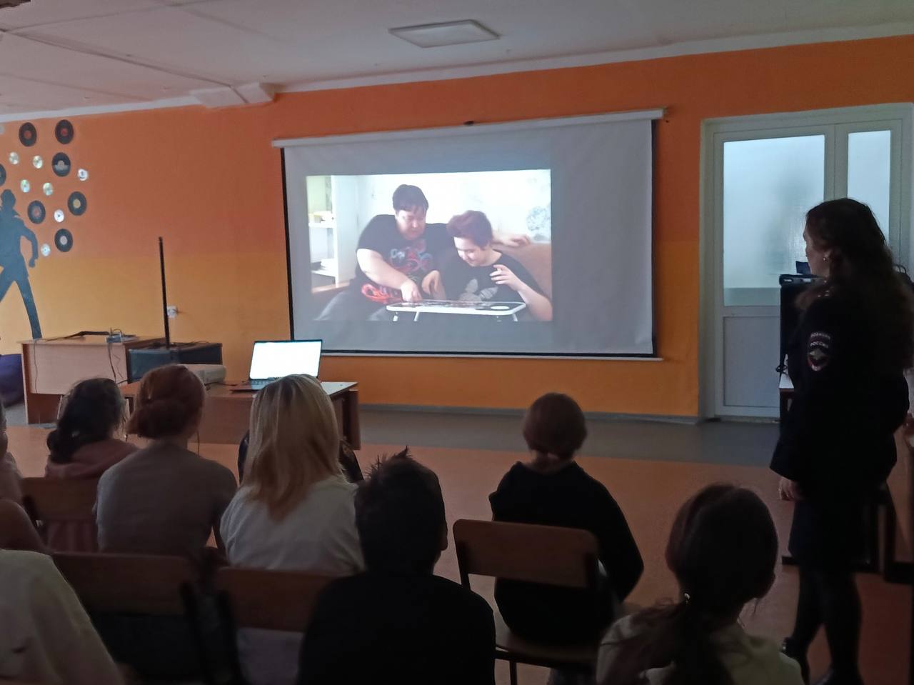 Сотрудники Госавтоинспекции Удмуртии провели познавательную встречу с юными инспекторами движения г. Сарапула в рамках профильной смены: «ЮИД вокруг света от знака к знаку» в детском лагере «Оранжевое Настроение» Сотрудники Госавтоинспекции Удмуртии провели познавательную встречу с юными инспекторами движения г. Сарапула в рамках профильной смены: «ЮИД вокруг света от знака к знаку» в детском лагере «Оранжевое Настроение»