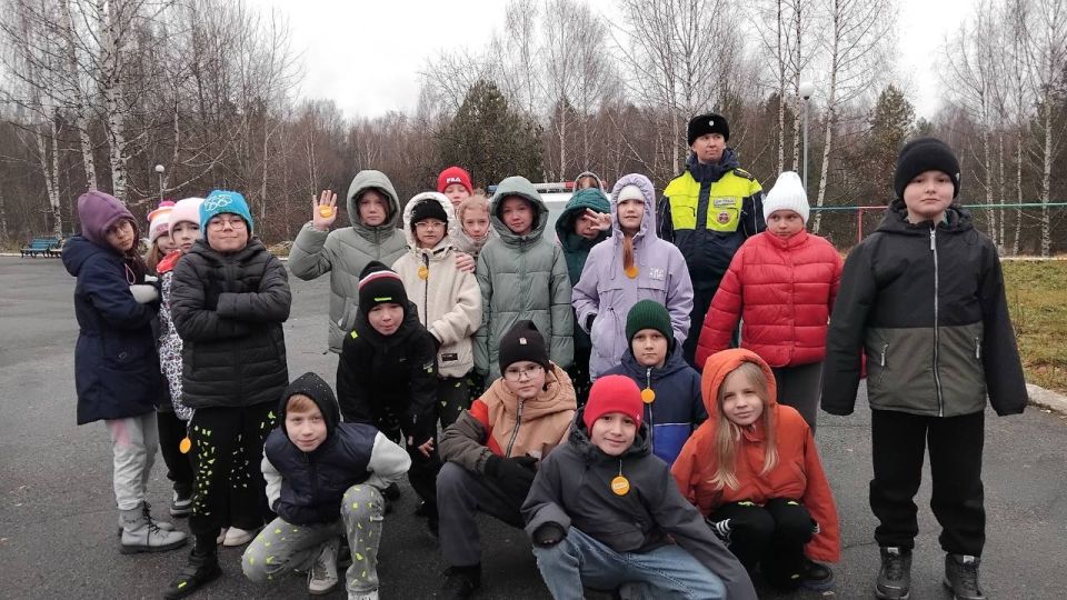 Сотрудники Госавтоинспекции Удмуртии провели познавательную встречу с юными инспекторами движения г. Сарапула в рамках профильной смены: «ЮИД вокруг света от знака к знаку» в детском лагере «Оранжевое Настроение»