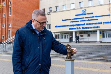 Новый малыш Ижик поселился у одного из корпусов ИжГТУ