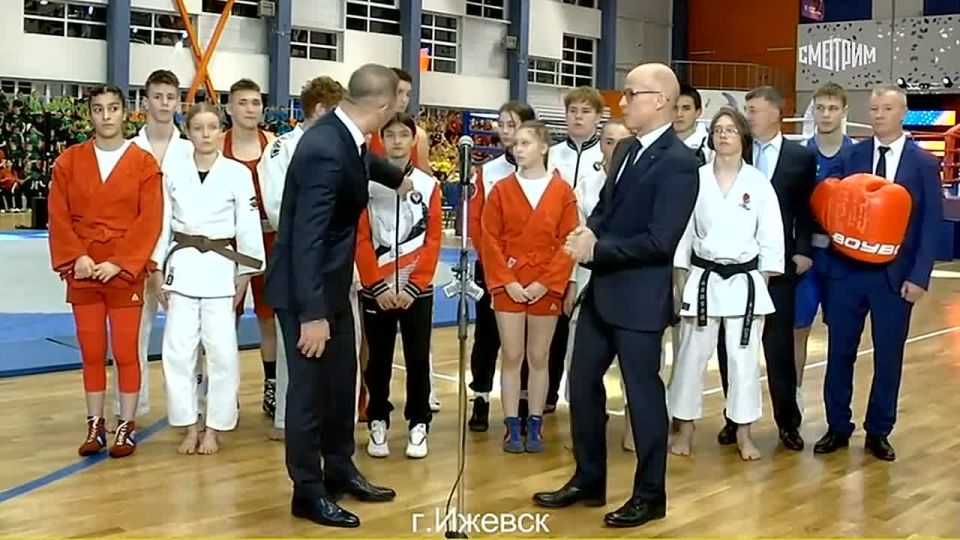 "Пару бросков сделайте": Владимир Путин попросил юных дзюдоистов из Ижевска потренироваться перед ним