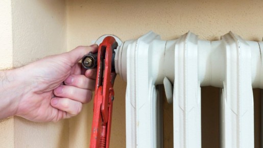 Заплатите в 10 раз больше: россиянам рассказали о рисках при замене батареи