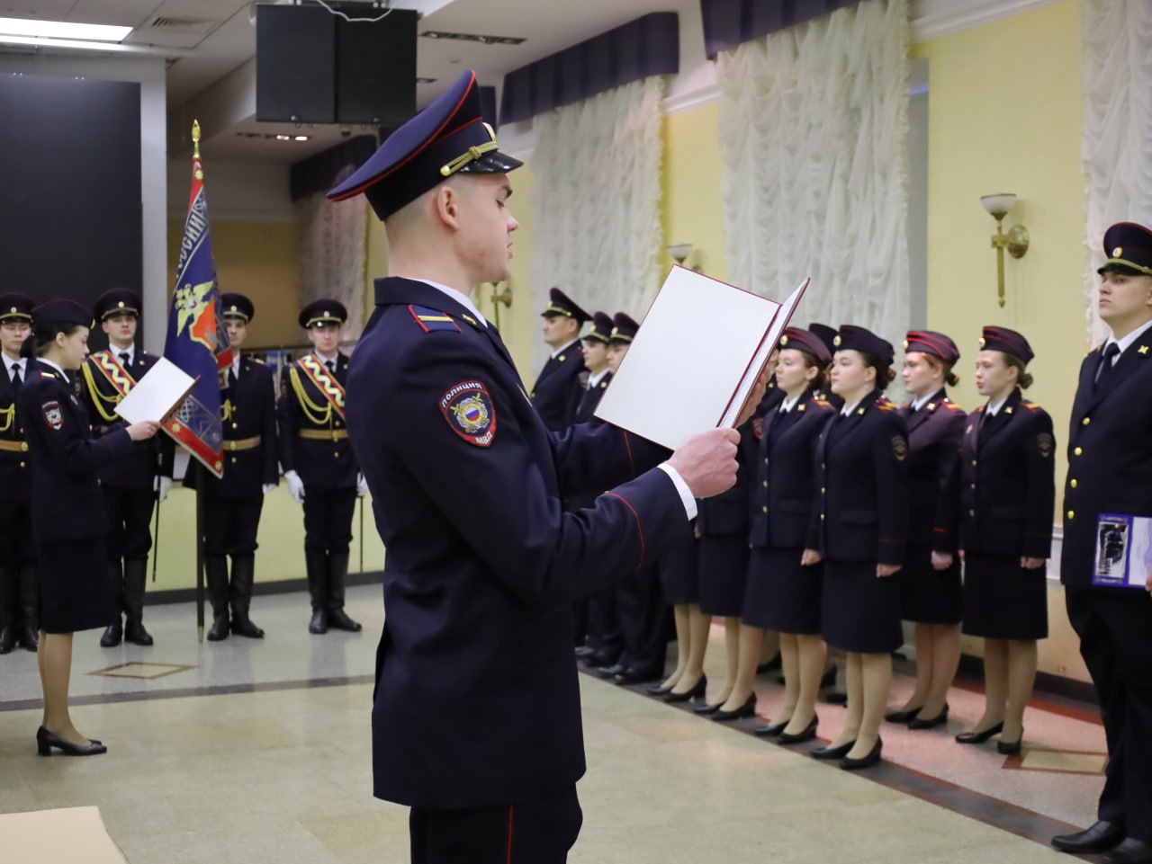 В преддверии Дня сотрудника органов внутренних дел в Доме Дружбы народов состоялась торжественная церемония принятия Присяги слушателями Центра профессиональной подготовки МВД по Удмуртской Республике В преддверии Дня сотрудника органов внутренних дел в Доме Дружбы народов состоялась торжественная церемония принятия Присяги слушателями Центра профессиональной подготовки МВД по Удмуртской Республике