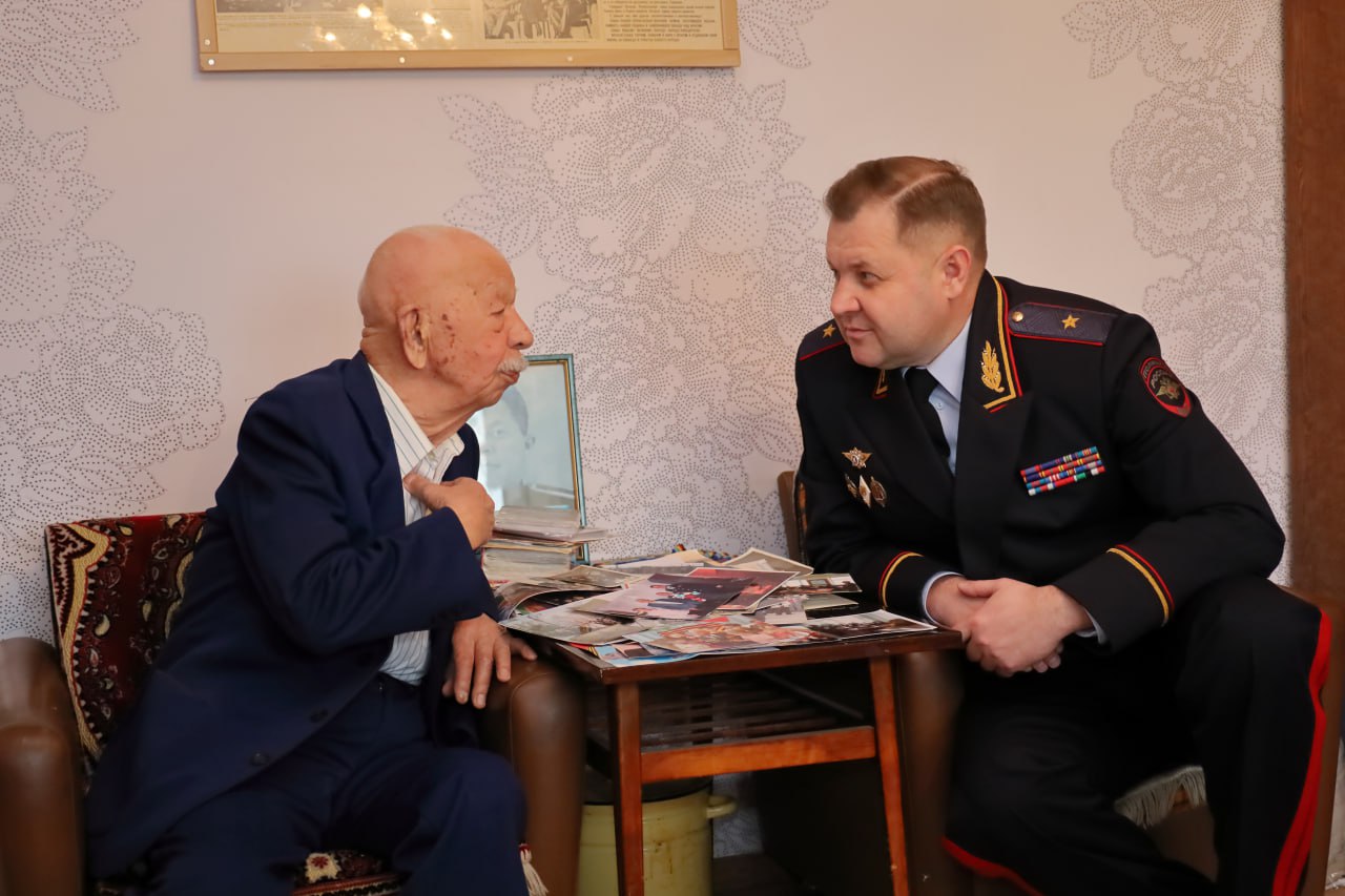 В преддверии профессионального праздника – Дня сотрудника органов внутренних дел России Министр внутренних дел по Удмуртской Республике генерал-майор полиции Максим Тихонов навестил ветерана органов внутренних дел, участника... В преддверии профессионального праздника – Дня сотрудника органов внутренних дел России Министр внутренних дел по Удмуртской Республике генерал-майор полиции Максим Тихонов навестил ветерана органов внутренних дел, участника...