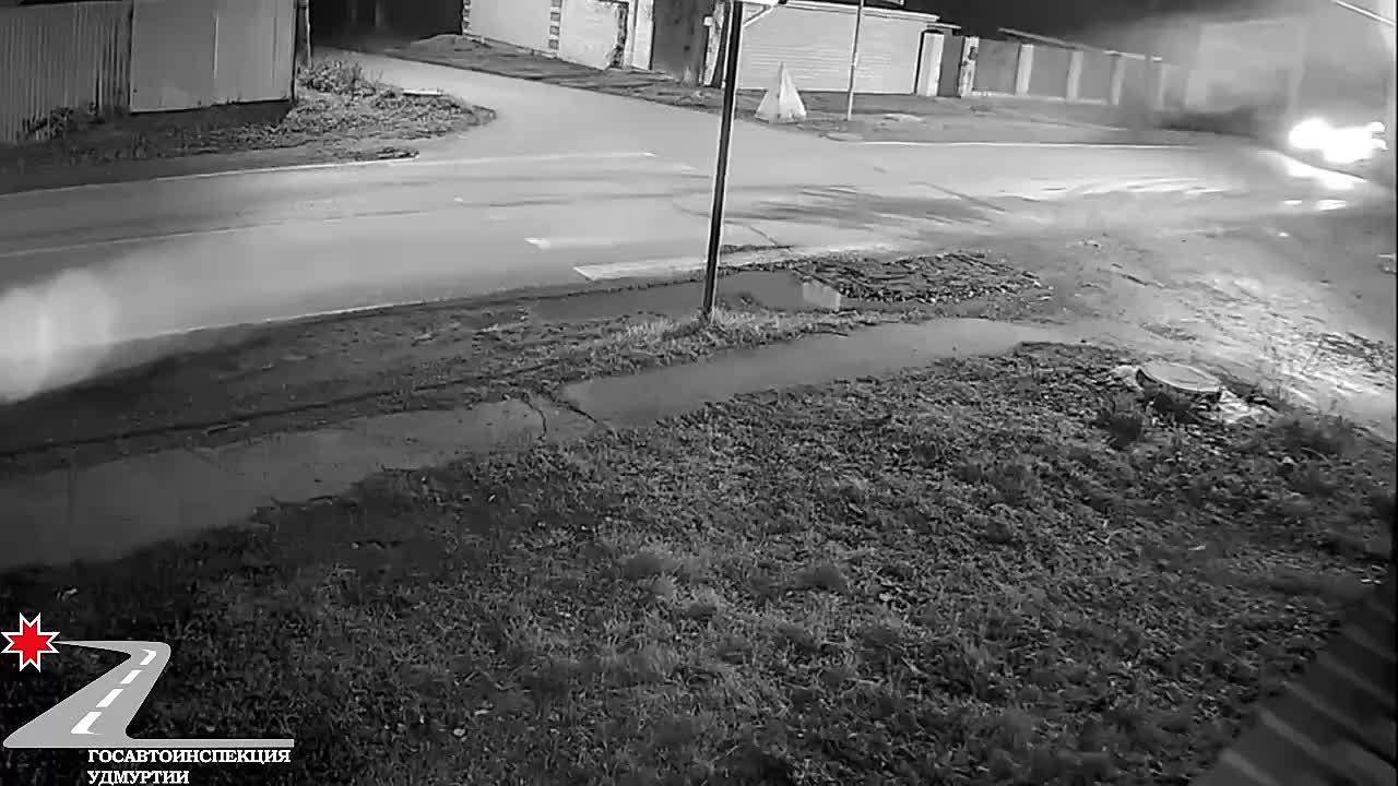 Момент столкновения питбайка с автомобилем попал на камеру видеонаблюдения в Ижевске