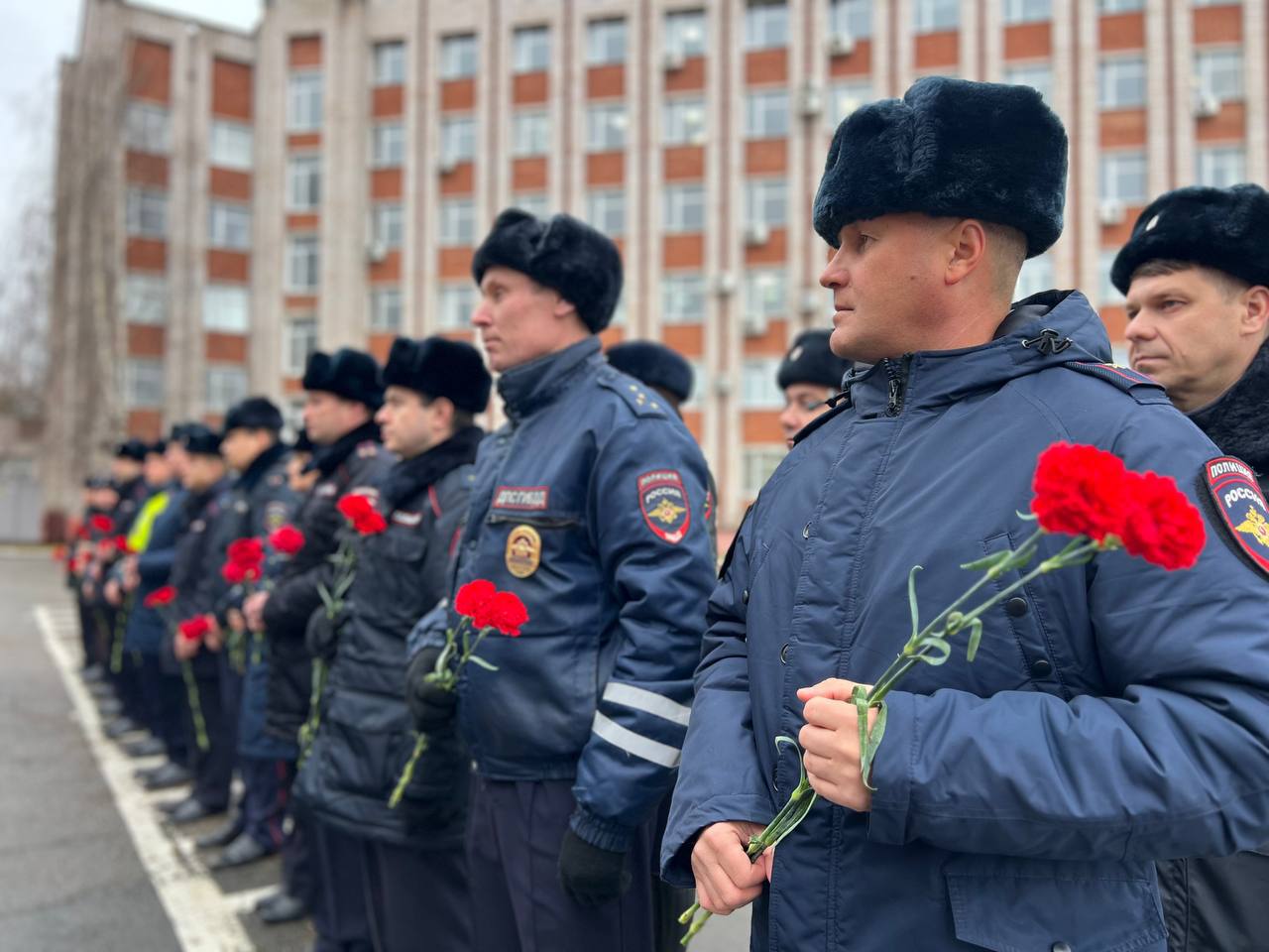 Сотрудники Госавтоинспекции Удмуртии почтили сослуживцев, погибших при исполнении служебных обязанностей Сотрудники Госавтоинспекции Удмуртии почтили сослуживцев, погибших при исполнении служебных обязанностей