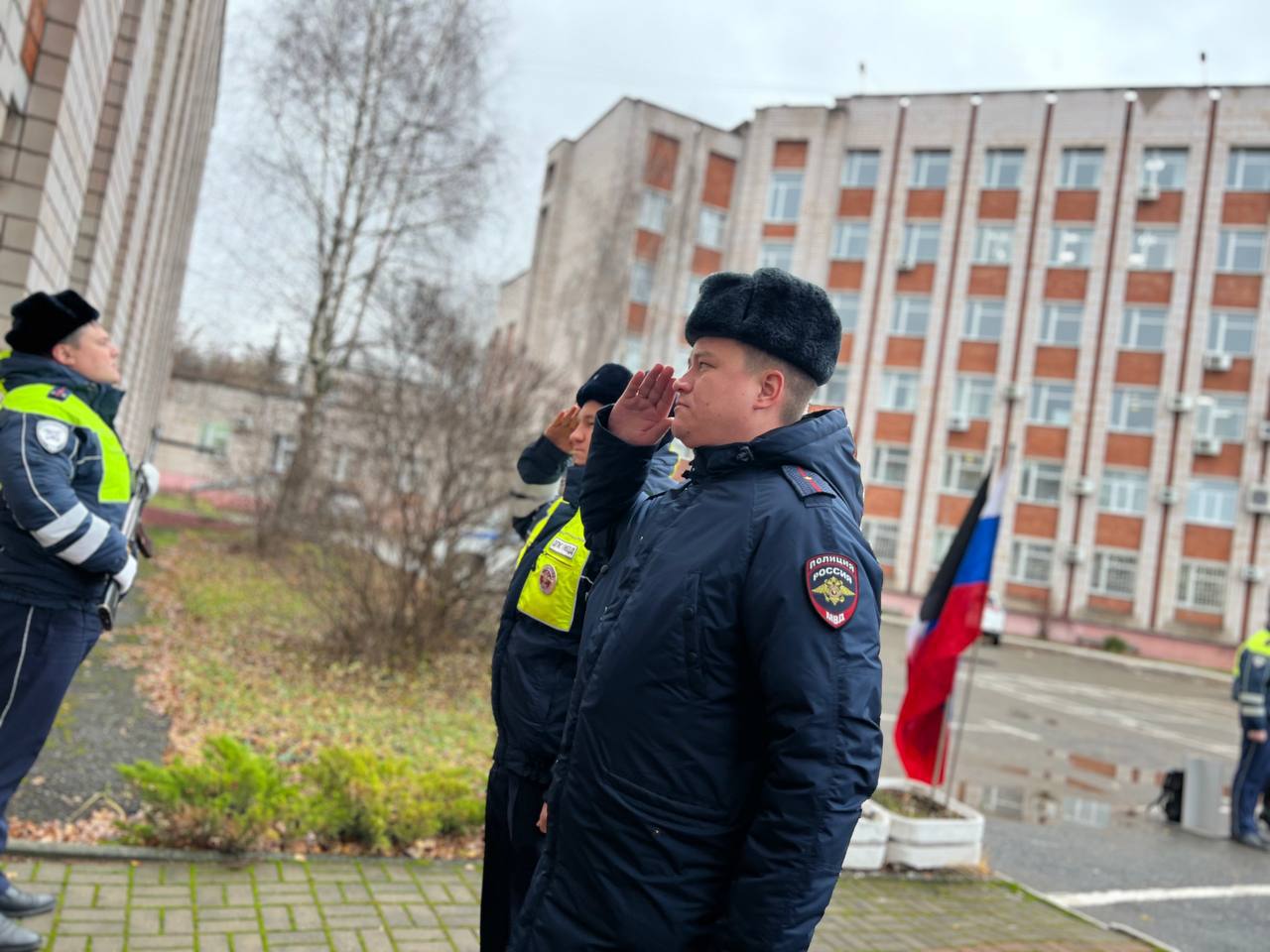 Сотрудники Госавтоинспекции Удмуртии почтили сослуживцев, погибших при исполнении служебных обязанностей Сотрудники Госавтоинспекции Удмуртии почтили сослуживцев, погибших при исполнении служебных обязанностей