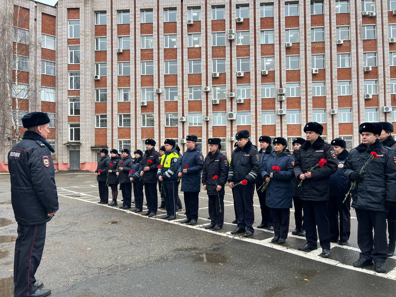 Сотрудники Госавтоинспекции Удмуртии почтили сослуживцев, погибших при исполнении служебных обязанностей Сотрудники Госавтоинспекции Удмуртии почтили сослуживцев, погибших при исполнении служебных обязанностей