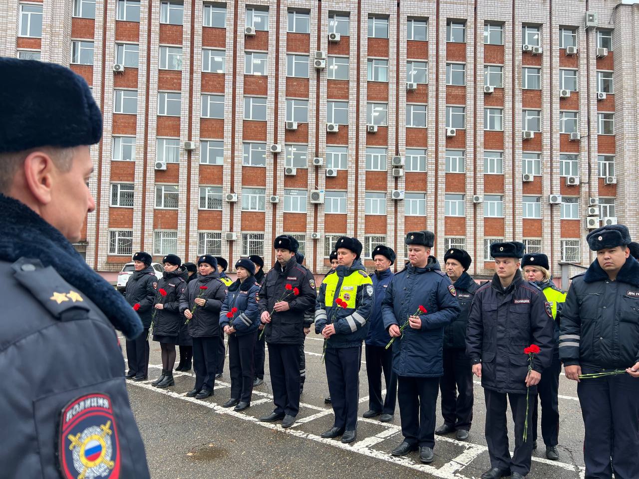 Сотрудники Госавтоинспекции Удмуртии почтили сослуживцев, погибших при исполнении служебных обязанностей Сотрудники Госавтоинспекции Удмуртии почтили сослуживцев, погибших при исполнении служебных обязанностей