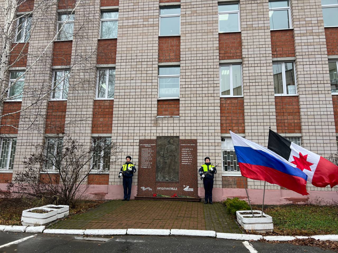 Сотрудники Госавтоинспекции Удмуртии почтили сослуживцев, погибших при исполнении служебных обязанностей Сотрудники Госавтоинспекции Удмуртии почтили сослуживцев, погибших при исполнении служебных обязанностей