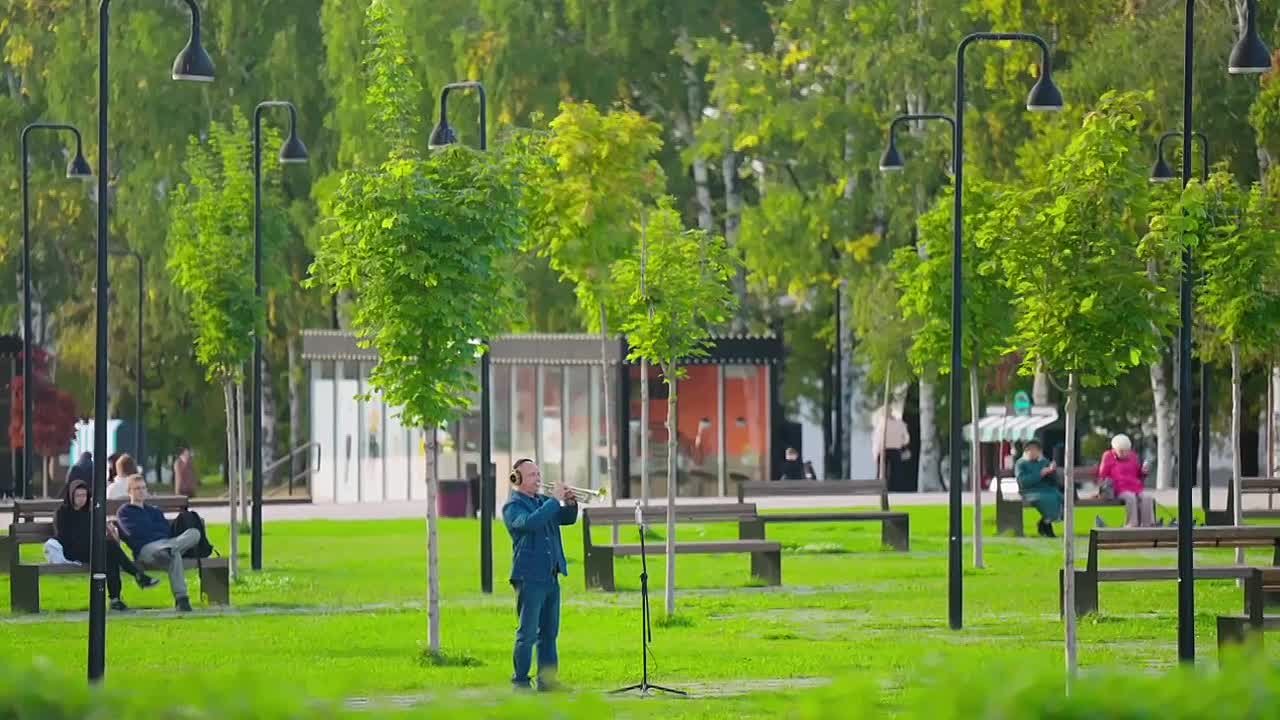 Легендарная песня «Как молоды мы были» стала третьим клипом проекта Тимура Ведерникова «Песни Великой Страны. С любовью из Приволжья»