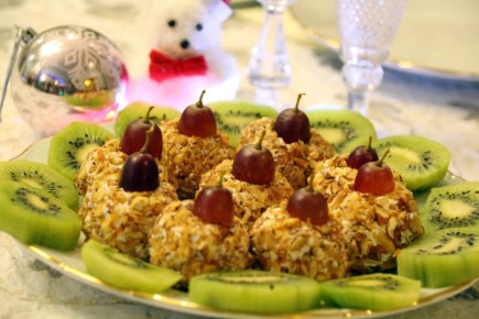 Незаменимые новогодние закуски: творожные шарики с орехами