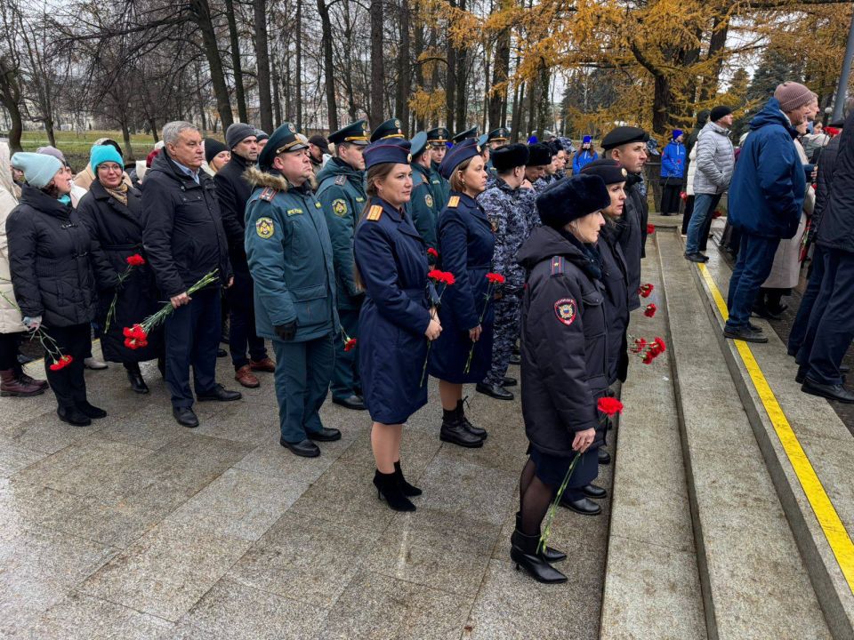 Сотрудники следственного управления приняли участие в памятных мероприятиях, посвященных годовщине со Дня рождения Калашникова М.Т