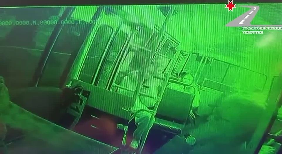 Шесть несовершеннолетних пассажиров рейсового автобуса пострадали в столкновении с легковушкой в Сарапуле