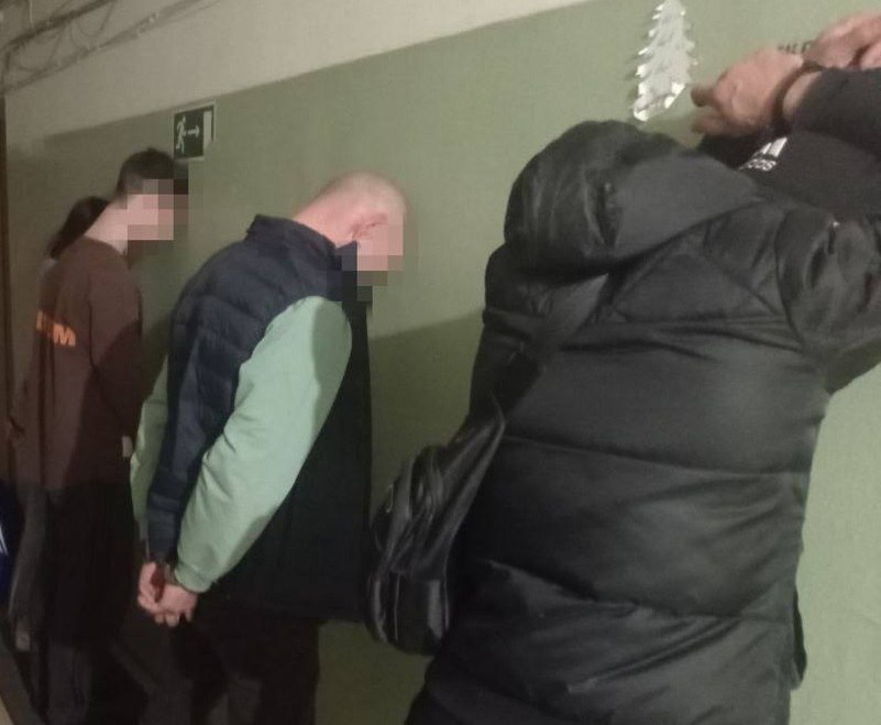 В Глазове сотрудники полиции ликвидировали наркопритон В Глазове сотрудники полиции ликвидировали наркопритон