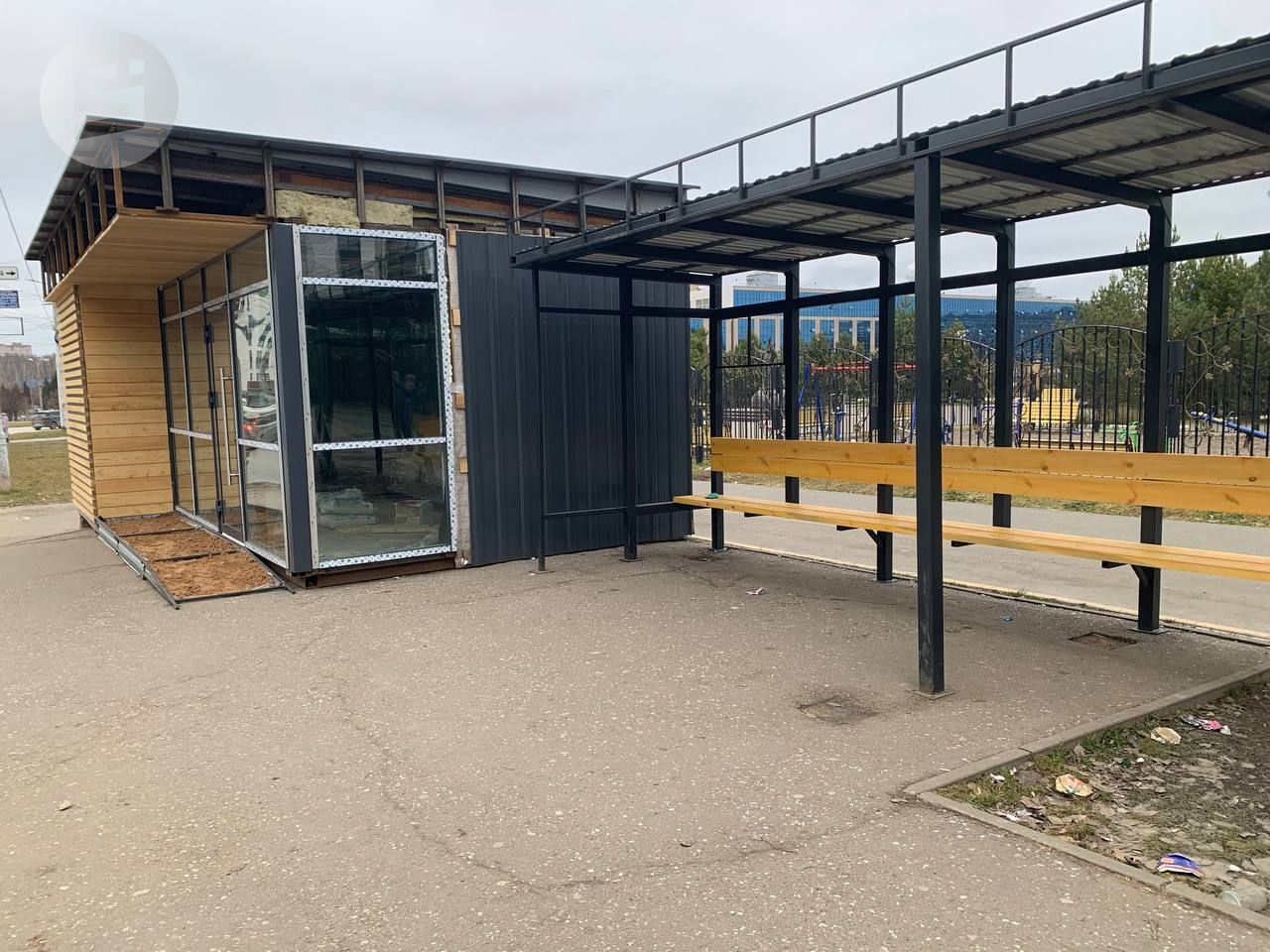 Остановку «Проспект М.Т. Калашникова» на улице Молодежной полностью доделают до конца этой недели Остановку «Проспект М.Т. Калашникова» на улице Молодежной полностью доделают до конца этой недели