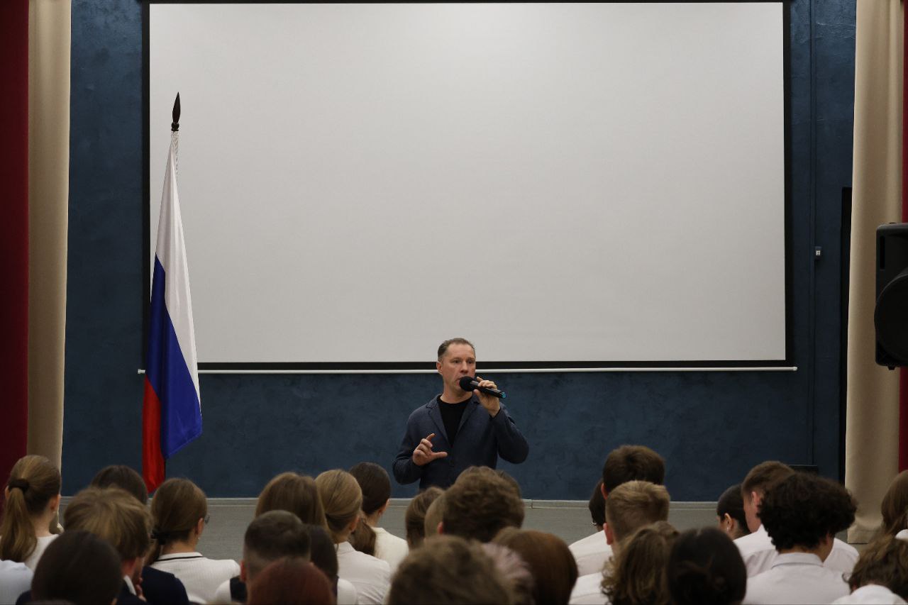 В Удмуртии полицейские провели профилактическую беседу со школьниками в рамках акции «Школа информационной безопасности» В Удмуртии полицейские провели профилактическую беседу со школьниками в рамках акции «Школа информационной безопасности»