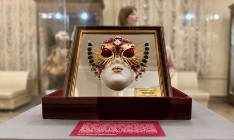 «Золотую маску», полученную Русским драмтеатром в этом году за спектакль «Папа» (16+), можно увидеть на выставке к 90-летию драмтеатра