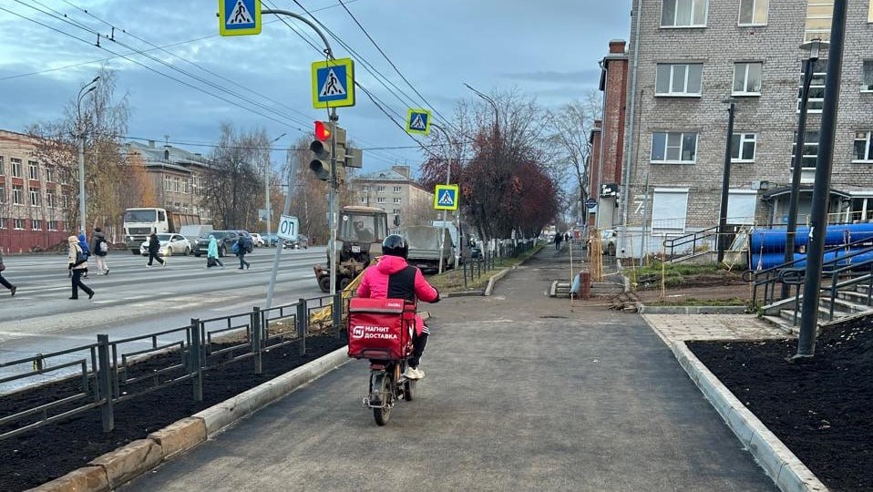 На Удмуртской в Ижевске восстановили асфальт, газоны, тротуары после масштабной замены труб На Удмуртской в Ижевске восстановили асфальт, газоны, тротуары после масштабной замены труб