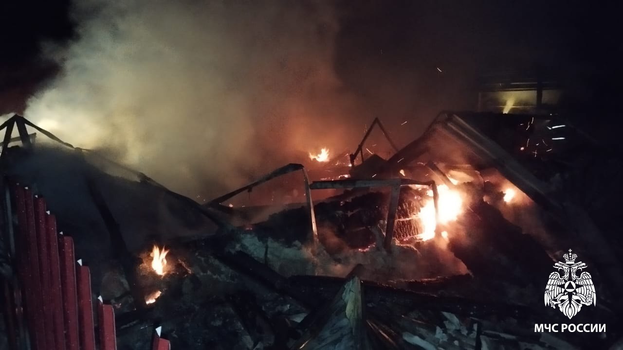 В Ярском районе семья с ребенком спаслась от пожара через окно В Ярском районе семья с ребенком спаслась от пожара через окно