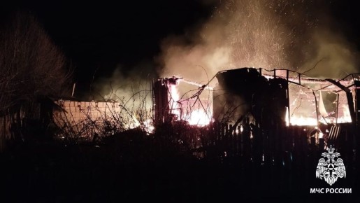 В Ярском районе семья с ребенком спаслась от пожара через окно